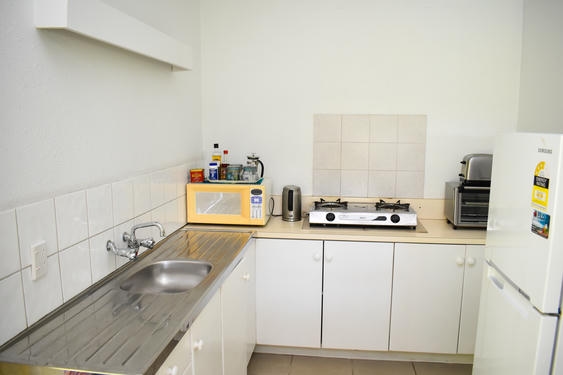 Gas-top cooker in fully-equipped kitchen, microwave, refrigerator