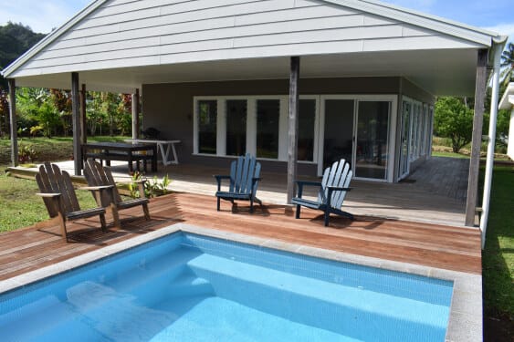The veranda, pool and deck